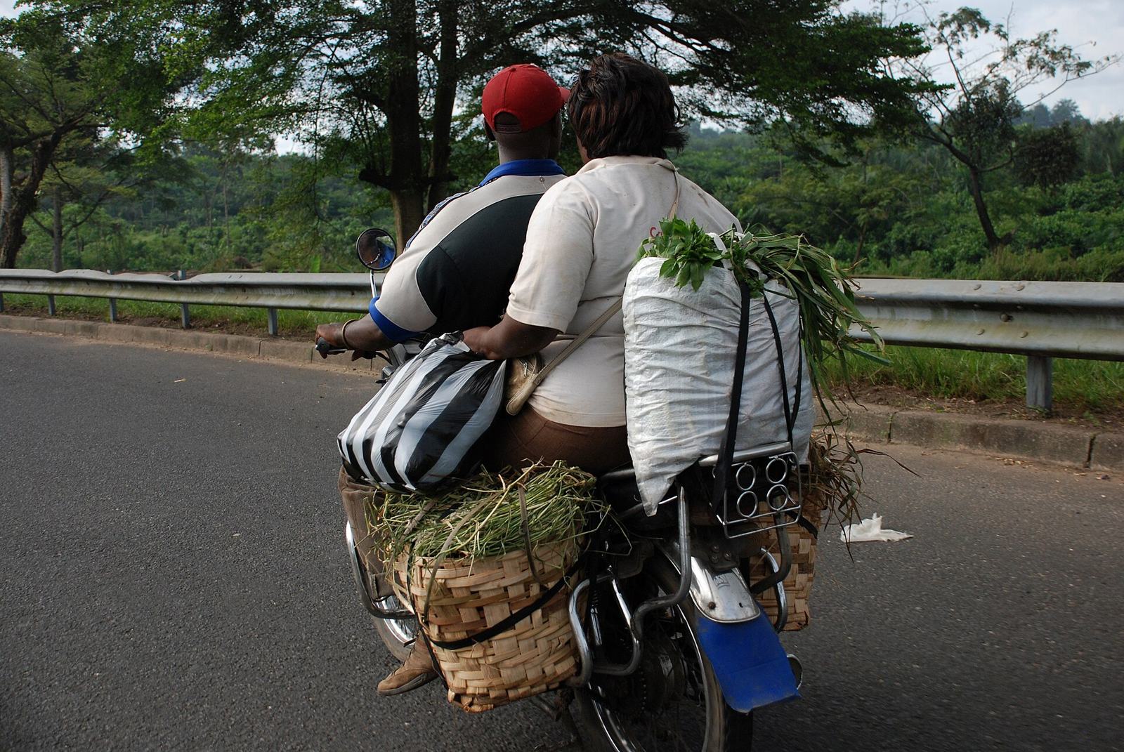 Moto-taxi dans les rues de Douala