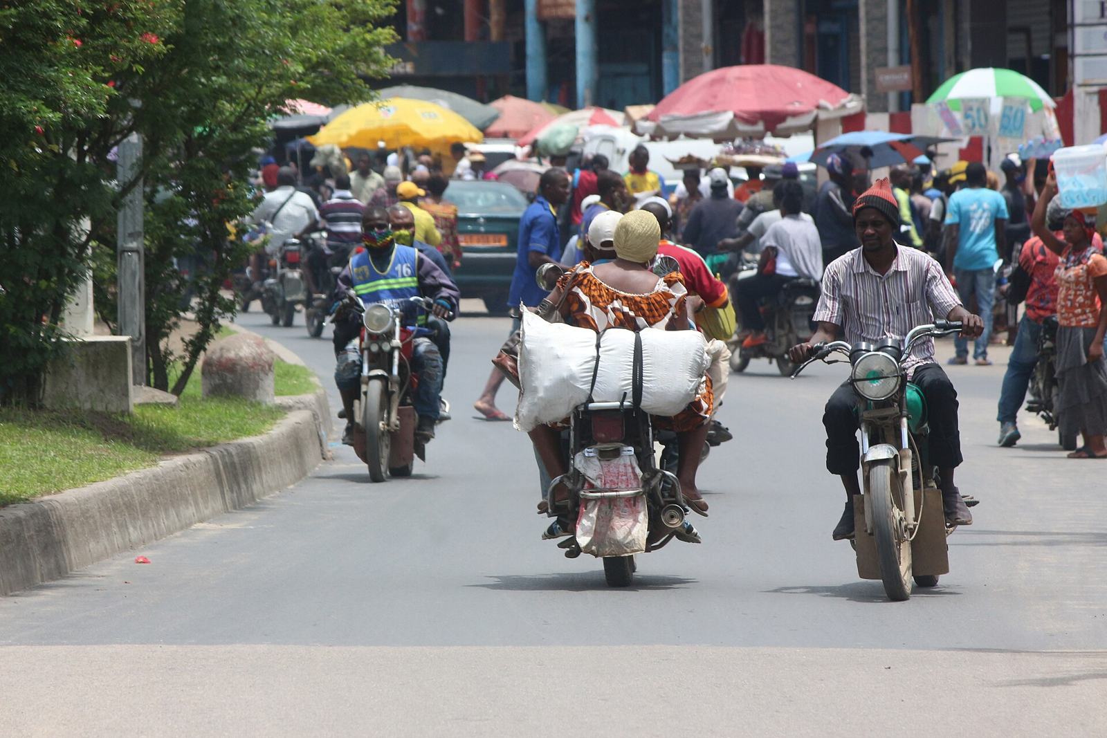Moto-taxis dans une rue animée de Douala