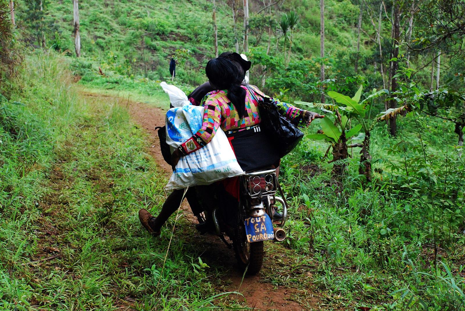 Moto sur une piste près de Bafang